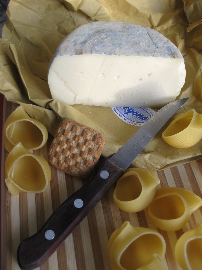 formaggio, pasta e biscotti integrali