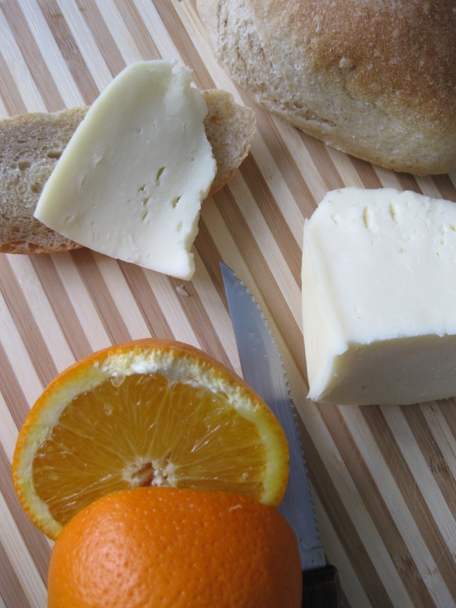 formaggio morbido, pane e arancia